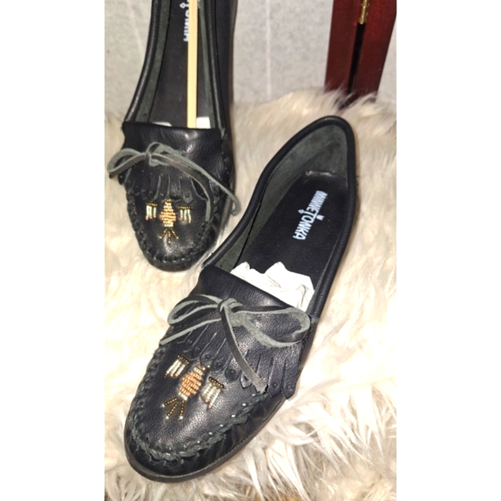 Minnetonka | Black Leather Tribal Beaded Bow Moccasin Shoe - Picture 4 of 14